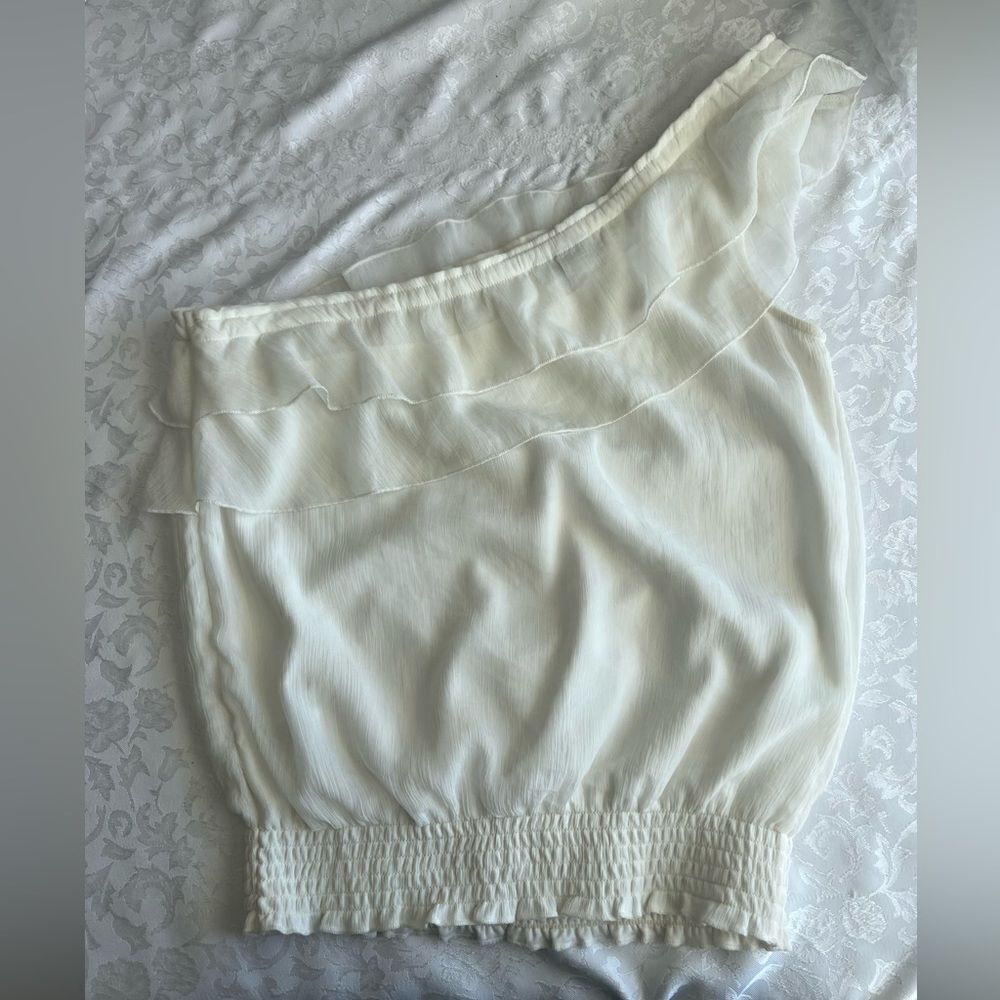 Guess 1 shoulder top. - Picture 2 of 3